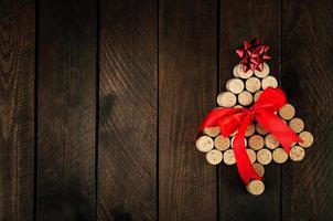 árbol de navidad hecho de corchos de vino sobre fondo de madera. postal de maqueta con árbol de navidad y espacio de copia para texto. vista superior. foto
