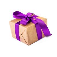 Caja de regalo con cinta morada aislado sobre fondo blanco. foto