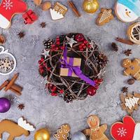 fondo de navidad. regalo de navidad, juguetes, galletas de jengibre, especias y decoraciones sobre fondo de madera. vista superior