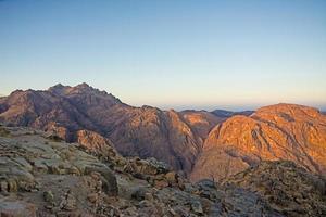 amanecer del desierto del monte moisés. fondo de naturaleza con cielo y rocas foto