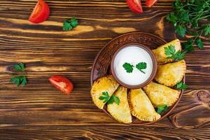 deliciosas empanadas al horno sobre fondo de madera foto