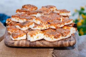 comida típica siciliana, llamada sfincione. es una focaccia suave coronada con mucha cebolla, extracto de tomate, anchoas, orégano y pan rallado. foto