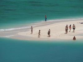 satun, tailandia, 2020 - turistas jugando en el mar en la playa de koh lipe foto