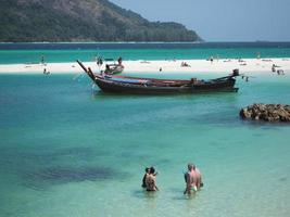 satun, tailandia, 2020 - turistas jugando en el mar en la playa de koh lipe foto