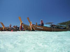 satun, tailandia, 2020: barcos de pesca para turistas atracados en varias islas alrededor de koh lipe foto