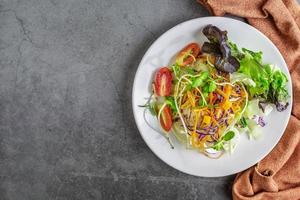 ensalada de verduras comida vegetariana saludable en un plato foto