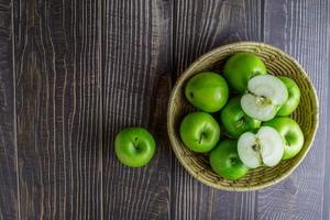 manzanas verdes en una canasta foto