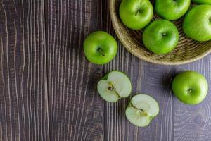 manzanas verdes en una canasta foto