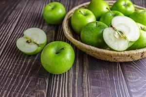 manzanas verdes en una canasta foto