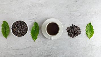 taza de café con granos de café sobre fondo blanco