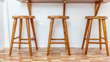 silla de madera colocada en una cafetería foto