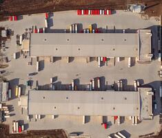 camiones que esperan ser cargados en la terminal de carga en la mañana de verano, vista superior foto