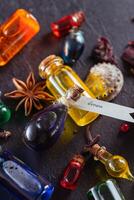 pequeñas botellas con líquidos coloridos yacen sobre la mesa entre varios atributos mágicos. foto