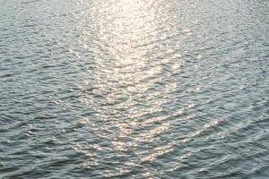 luz del sol reflejada en la superficie del agua foto