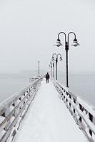 persona caminando sobre una pasarela nevada foto