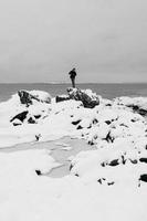 peron en una costa montañosa y nevada foto