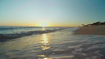 schöner szenensonnenuntergang, tropisches strandmeer video