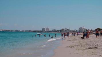 tunisien, 2021 - sommarscenen på en vacker strand med många människor. video