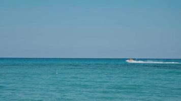 mouvement du scooter des mers sur une eau bleue et claire. video