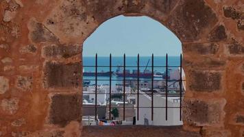 hamnen i sousse, tunisien. utsikt över hamnen från stadens byggnader. video