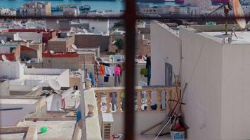 zona portuária com edifícios, casas, armazéns de carga. video