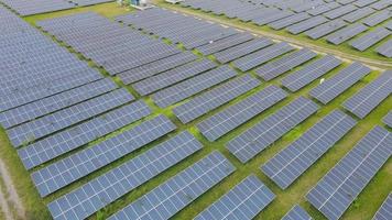 vista aérea superior de la estación de energía solar con gran cantidad de células de paneles solares. concepto de tecnología futura, energía solar renovable, plantas de energía celular. video