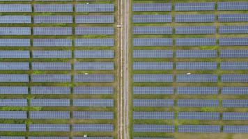 bovenaanzicht, bovenaanzicht vanuit de lucht van zonne-energiecentrale met grote hoeveelheid zonnepaneelcellen. concept van toekomstige technologie, hernieuwbare zonne-energie, celcentrales. video
