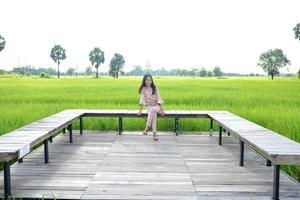 fondo de campo de arroz de mujer asiática feliz foto