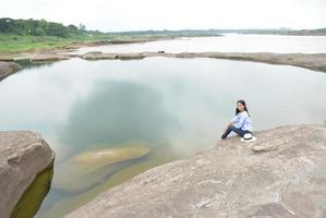 mujer en una gran terraza de piedra con agua foto