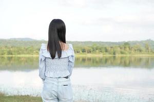 mujer turista en la montaña mirando la naturaleza foto