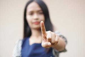 las mujeres asiáticas usan sus manos para seleccionar equipos tecnológicos. foto