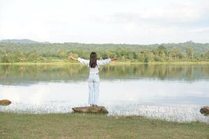 mujer turista en la montaña mirando la naturaleza foto