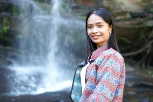 mujer turista en la montaña mirando la naturaleza foto