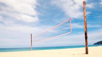 red de voleibol en la playa de arena vacía foto