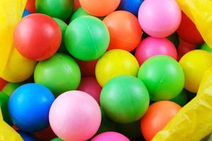 bolas de colores de juguetes para niños en plástico. foto