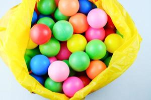 bolas de colores de juguetes para niños en plástico. foto