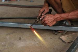 un soldador masculino está haciendo una estructura de acero