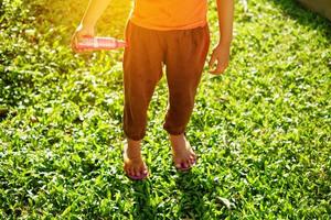 parte del pie de una niña en el parque bajo el cálido sol de la tarde foto