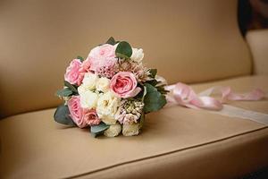 ramo de novia de la novia. florística, decoración festiva de flores frescas de la ceremonia. símbolo de amor, rosas en tonos pastel, suculentas en elementos decorativos, flores silvestres. espacio para texto foto