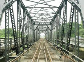 viejo puente ferroviario foto