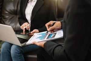 consulta del equipo de gestores de fondos y discute sobre el análisis del mercado de valores de inversión mediante tableta digital. foto