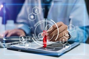 médico de medicina tocando el registro médico electrónico en la tableta. ADN salud digital y conexión de red en el icono virtual del holograma foto