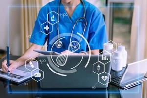 médico de medicina tocando el registro médico electrónico en la tableta. ADN salud digital y conexión de red en holograma icono virtual moderno