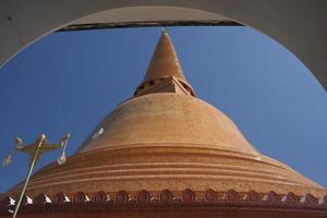 pagoda marrón claro y cielo azul, arco sobre vista de estupa. pra pathom chedi es una gran pagoda en la provincia de nakhon pathom, tailandia. foto