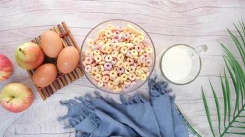 vista dall'alto della colazione cereali colorati fiocchi di mais in una ciotola video