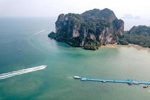 vista aérea de la playa de railay en un día de verano en krabi, tailandia foto