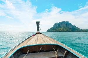 paseos en barco por los mares e islas, viajes en un barco de cola larga foto