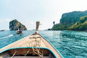 paseos en barco por los mares e islas, viajes en un barco de cola larga foto