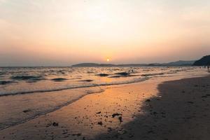 puesta de sol naranja en el mar en verano foto