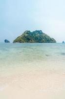 paisajes marinos e islas tropicales en krabi foto